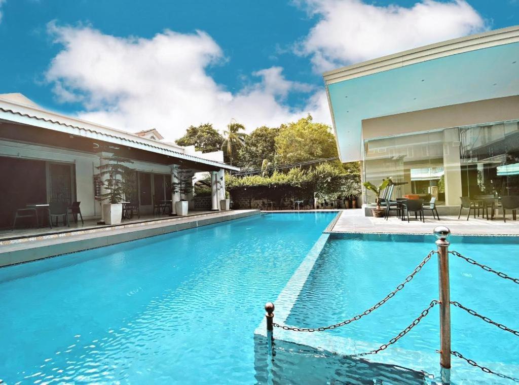 Avenue Suites Hotel&Spa Bacolod Extérieur photo