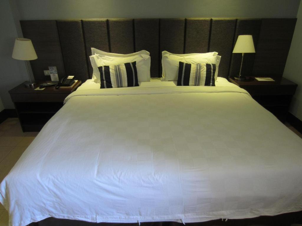 Avenue Suites Hotel&Spa Bacolod Extérieur photo