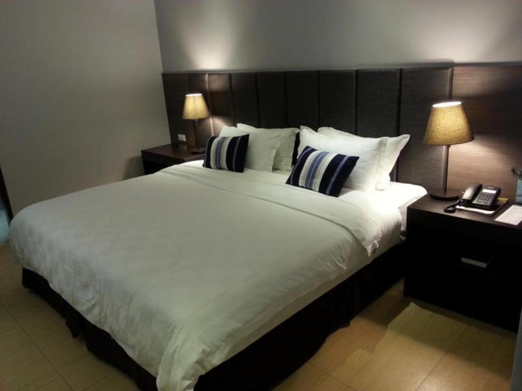 Avenue Suites Hotel&Spa Bacolod Extérieur photo